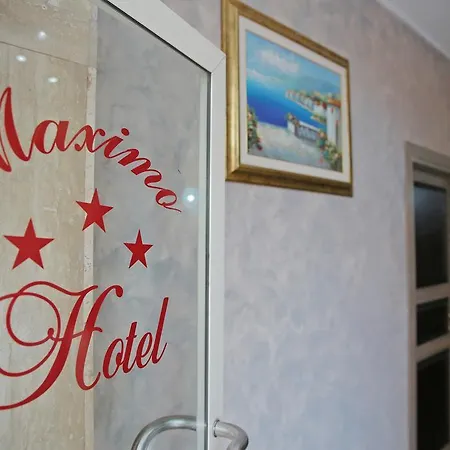 Maximo فندق