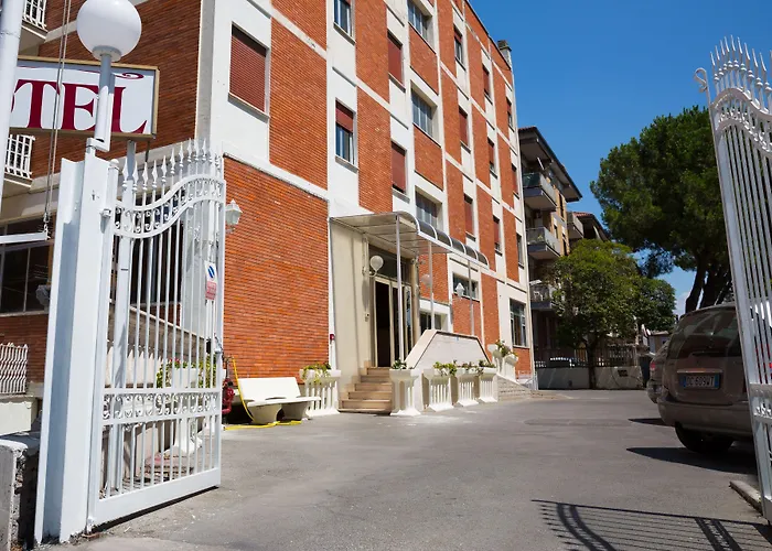 Maximo Отель Тиволи